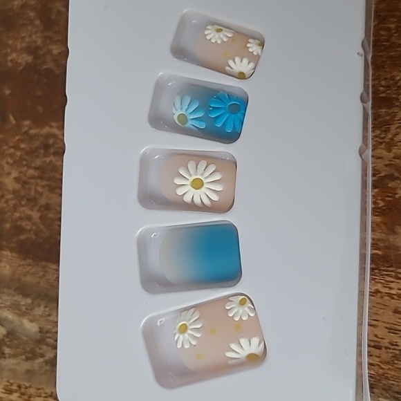 2/16 Blue Boho Ombe Daisy Press on Nails - Picture 14 of 16